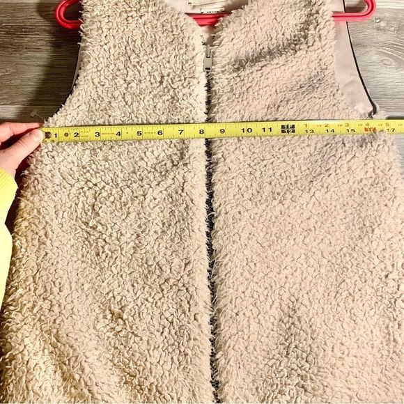 ARITZIA Wilfred Fluffy Cream Vest (Size XXS) - Picture 11 of 13